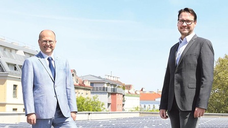 V.l.: Wolfgang Adler, Obmann Vereinigte  Eisfabriken und Geschäftsführer Roland  Spitzhirn am Dach des Firmengeländes