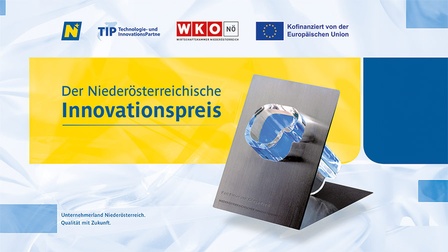 Grafik zum Niederösterreichischen Innovationspreis. Im Vordergrund steht eine moderne, transparente Skulptur auf einer Metallplatte, die als Preis dient. Links befindet sich der Text: ‚Der Niederösterreichische Innovationspreis‘, wobei ‚Innovationspreis‘ in blauer Schrift hervorgehoben ist. Oben sind die Logos von Land Niederösterreich, TIP Technologie- und InnovationsPartner, Wirtschaftskammer Niederösterreich und der Europäischen Union zu sehen. Unten steht der Slogan: ‚Unternehmerland Niederösterreich. Qualität mit Zukunft.‘ Der Hintergrund ist in Blau- und Gelbtönen gestaltet.