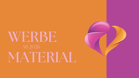 Grafik mit farbigem Herz-Logo in Pink und Orange sowie Schriftzug „Werbematerial ab 2026“ auf zweigeteiltem orange‑violettem Hintergrund.