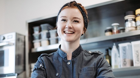 Die Kufsteiner Spitzenköchin Viktoria Fahringer sorgt auf vielen Ebenen für Furore - sei es mit ihrem eigenen Kochbuch, mit ihrem YouTube-Kanal oder als kulinarische Repräsentantin Österreichs bei den <br />
diesjährigen International Emmy Awards in New York. 