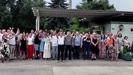 Christian Timmermann mit vielen Unternehmer:innen mit hochgestreckten Daumen