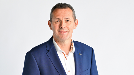 Mann in weißem Hemd und blauem Anzug