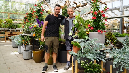 Gemeinsam mit ihrem eingespielten Team von Gartengestaltung Kröll erfüllen Sohn Lukas und Vater Helmut Kröll die unterschiedlichsten Kundenwünsche - wobei sich der Senior-Chef vornehmlich dem Bereich „Floristik“ widmet, während der Junior-Chef den Bereich „Gartengestaltung“ stetig weiterentwickelt.