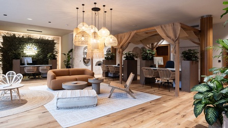 Wie Urlaub beim Eintreten: Der neu gestaltete Innenraum des Reisestudios Schrettl im Boho-Stil schafft mit natürlichen Materialien und warmen Farben eine entspannte Atmosphäre für persönliche Beratungsgespräche.