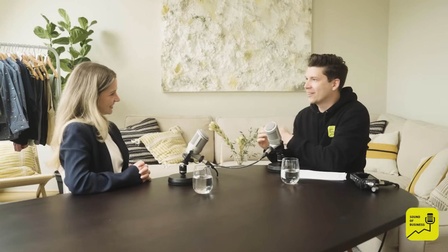 Zwei Personen im Podcast-Gespräch