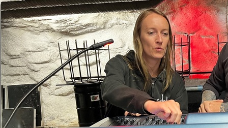 Frau kümmert sich um Tontechnik