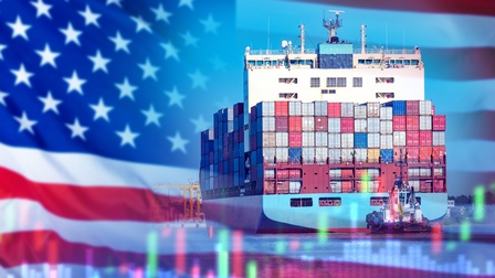 Handelsschiff der US‑Seeschifffahrt. Containerschiff mit der Flagge Nordamerikas. Lieferung von Waren aus den USA. Warentransporte per Schiff. US‑amerikanisches Handelsschiff. Waren aus den USA werden per Schiff für den Export versendet.