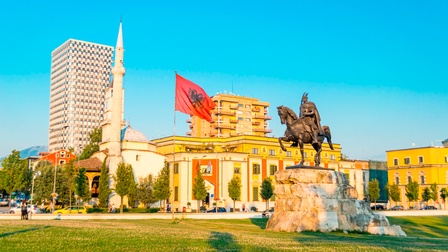 Bild von Albanien mit roter Flagge