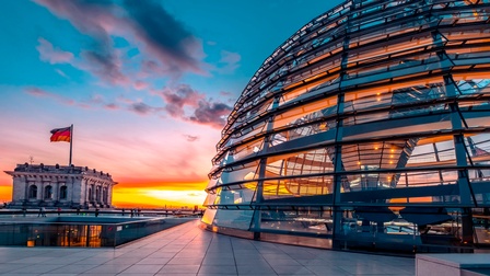 Die Kuppel am Reichstag in Berlin in der Abenddämmerung