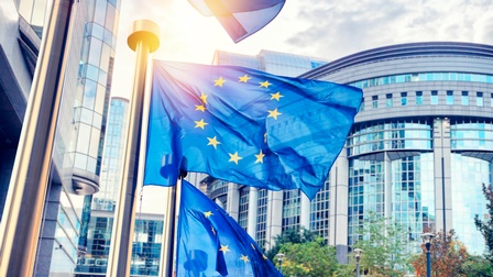 Wehende EU-Fahne vor der EU-Parlament in Brüssel