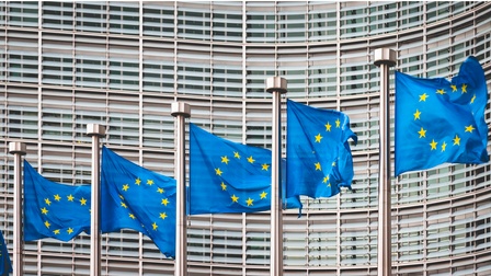 EU-Fahnen wehen im Wind