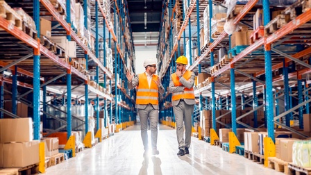 Zwei Männer in einer Lagerhalle