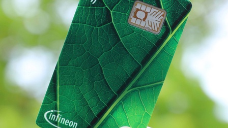 Bei der Innovation ist die Technologie gebündelt verbaut und heraustrennbar. Im Bild hält eine Hand die grüne Karte.