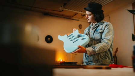 Jaklitsch mit einem blauen E-Gitarren-Body