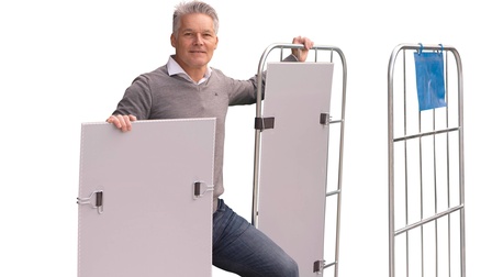 Claudio Kratzmüller mit seinem System: In vier Stanzungen sind auf den je nach Bedarf fix angebrachten oder abnehmbaren Platten Spanngurte befestigt – das Material ist recycelbar. 