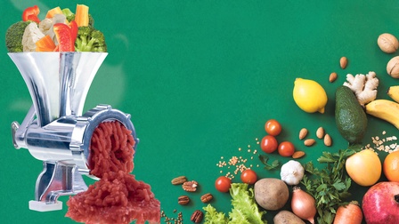 Foto-Montage eines Fleischwolfs. Oben kommt Gemüse rein, unten Faschiertes raus. All das auf grünem Hintergrund mit rechts einigem an Gemüse.