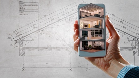 Eine Hand hält ein Smartphone, mit dem man in das Innere einer Wohnung blickt. Dahinter befindet sich ein gezeichneter Wohnungsplan.