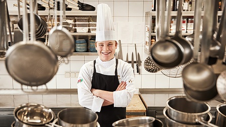 Bastian Hausbacher ist einer der zehn Lehrlingsfinalisten von „Bist du g`scheit!“. Der 18-Jährige ist Koch bei der Hotel Berghof Rettenwender GmbH in St. Johann.