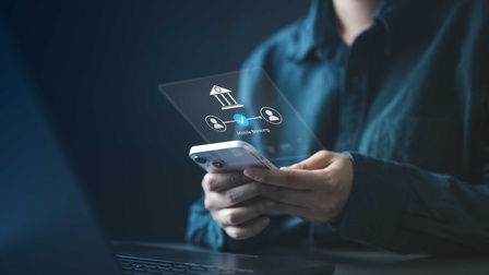 Fintech-Konzept mit einer Mobile-Banking-Oberfläche auf einem Smartphone