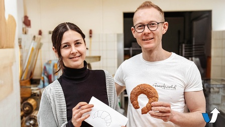 Oliver und Julia Gradwohl in ihrer Bäckerei mit einem Kipferl