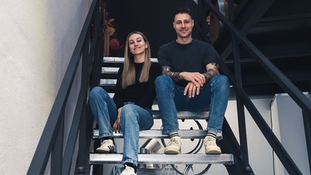 Sarah Herzog und René Grüner auf einer Treppe sitzend