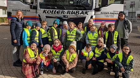 Klassenlehrerin Sabine Fröch und Lkw-Fahrer Erwin Raffensberger mit den Kindern der 3a Klasse der Volksschule Mattersburg.