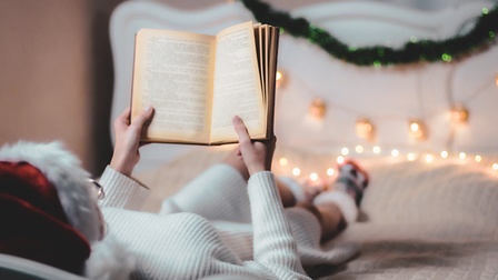 Buch lesen im Bett zu Weihnachten