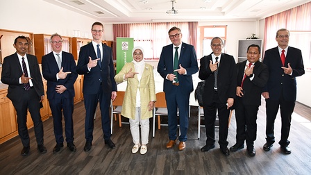 Die Delegation mit Arbeitsministerin Ida Fauziyah und WIFI-Institutsleiter Harald Schermann (M.) formten mit der Hand das indonesische Zeichen für hohe Berufskompetenz.