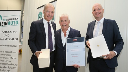 Wirtschaftskammerpräsident Peter Nemeth (l.) und Wirtschaftskammerdirektor Rainer Ribing (r.) gratulierten Neo-Kommerzialrat Stefan Kneisz.