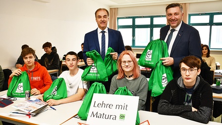 Landesrat Leonhard Schneemann (l.) und WIFI-Institutsleiter Harald Schermann überreichten den Schülern zu Schulstart kleine Geschenke.