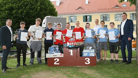 Gruppenfoto der Sieger des Tischler Landeslehrlingswettbewerbs 2022