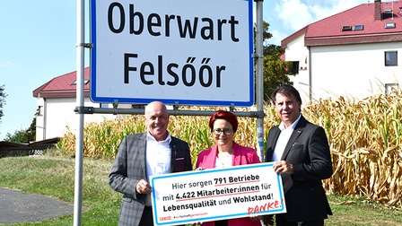 Oberwarts Bürgermeister Georg Rosner mit Regionalstellenobfrau Tanja Stöckl und Spartenobmann Gerald Guttmann (v. l.)