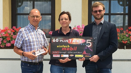 Bürgermeister Johann Fellinger, Amtsleiterin Eva Karacson und Hubert Bleich (v.l.) starten das 60plusTaxi in Zillingtal.