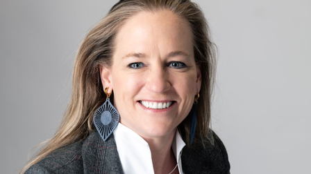 Porträt von einer Frau mit blonden Haaren