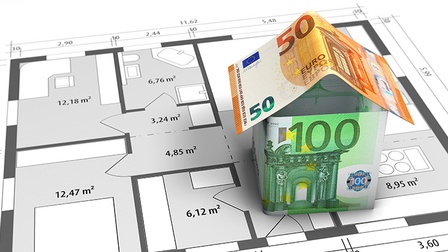 Euroscheine sind zu einem Haus geformt und stehen auf einem Grundriss eines Hauses