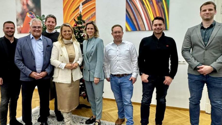Gruppenfoto von Männern und Frauen im Rahmen der BIK Breitbandinitiative Kärnten 