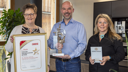 Drei Personen bei der Auszeichnung „Familienfreundlichster Betrieb Kärntens 2025“, darunter Vertreter:innen von smarter software, mit Urkunde und Trophäe.
