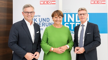 Finanzminister Magnus Brunner, Obfrau der WK-Sparte Bank und Versicherung und Michael Velmeden, Obmann der WK-Sparte Industrie.