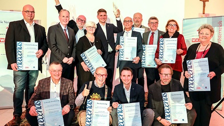 Die Gewinner der Kategorie „Bestes Kultursponsoring Niederösterreichische Unternehmen“ mit WKNÖ-Vizepräsident Erich Moser (hinten 2. v. l.).