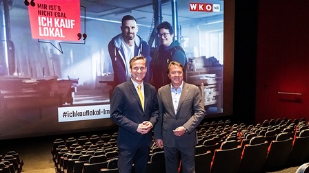 WKNÖ-Präsident Wolfgang Ecker (r.) und WKNÖ-Fachgruppenobmann der Kino-, Kultur- und Vergnügungsbetriebe Gert Zaunbauer kündigen den #ichkauflokal-Spot im Kino an.
