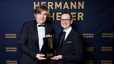 Christian Högl (links) erhält Excellence Award 