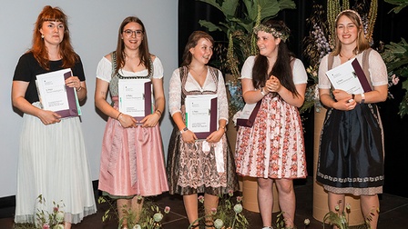 Spitzen-Nachwuchskräfte für Österreichs Floristik (v.l.n.r.): Stephanie Friedrich (1. Platz), Anna Sederl (2.), Jasmin Reischenböck (3.), Vanessa Blodnig (4. Platz, Vorarlberg) und Katharina Leitenmayr (5., Oberösterreich)