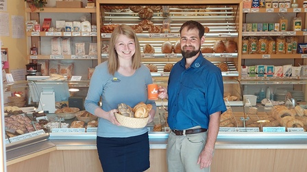 Lukas Karl, Bezirksvorsitzender der Jungen Wirtschaft besuchte Natalie Frühwirth in Altmelon, die mit Jahresbeginn 2021 die elterliche Bäckerei und Konditorei übernahm.