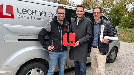 Junge Wirtschaft Baden Bezirksvorsitzender Harald Schachl (links) und WKNÖ Bezirksstellenleiter Andreas Marquardt (rechts) besuchten Florian Lechner in seinem Betrieb