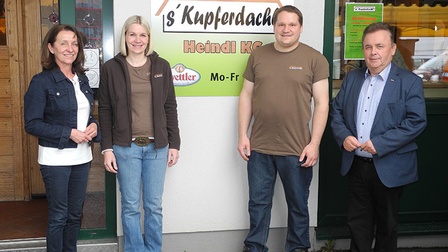 V.l.: Bezirksstellen-Obfrau Anne Blauensteiner, Viktoria und Andreas Heindl und Bürgermeister Franz Mold
