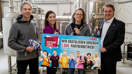 WKNÖ-Präsident Wolfgang Ecker (r.) und WKNÖ-Vizepräsidentin Nina Stift (2.v.l.) gratulierten Irmtraud Bernwieser und Theodor Langer von der Specht Bierbrauerei GmbH als 2.000. registrierten #ichkauflokal-Partnerbetrieb.