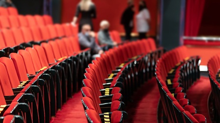 Publikumssaal mit Reihen roter Samtsitze