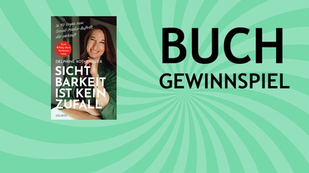 Porträt Person mit Text: „Sichtbarkeit ist kein Zufall“, Delphine Rotheneder, Social Media in 90 Tagen