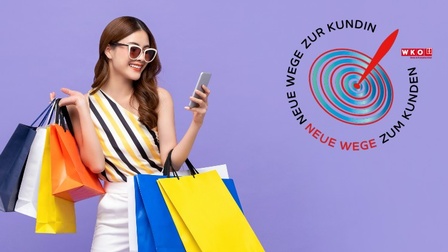 Junge Frau auf Shoppingtour mit Einkaufssackerln und Smartphone