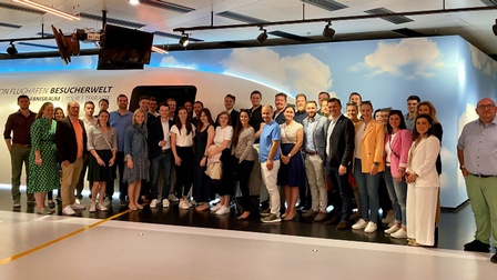 Menschen stehen im Flughafen